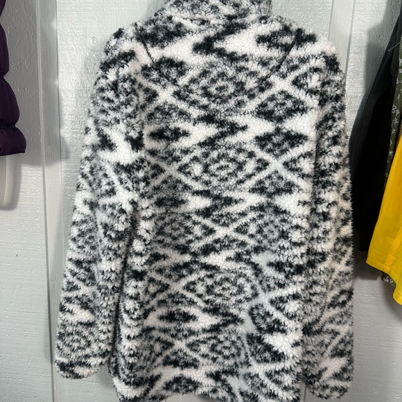 Lucky Find Black and White Sherpa Pullover Size Large EUC - Picture 6 of 7